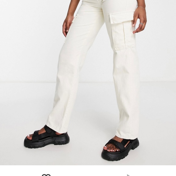 NWOT Stradivarius Cargo Pants - Picture 2 of 2